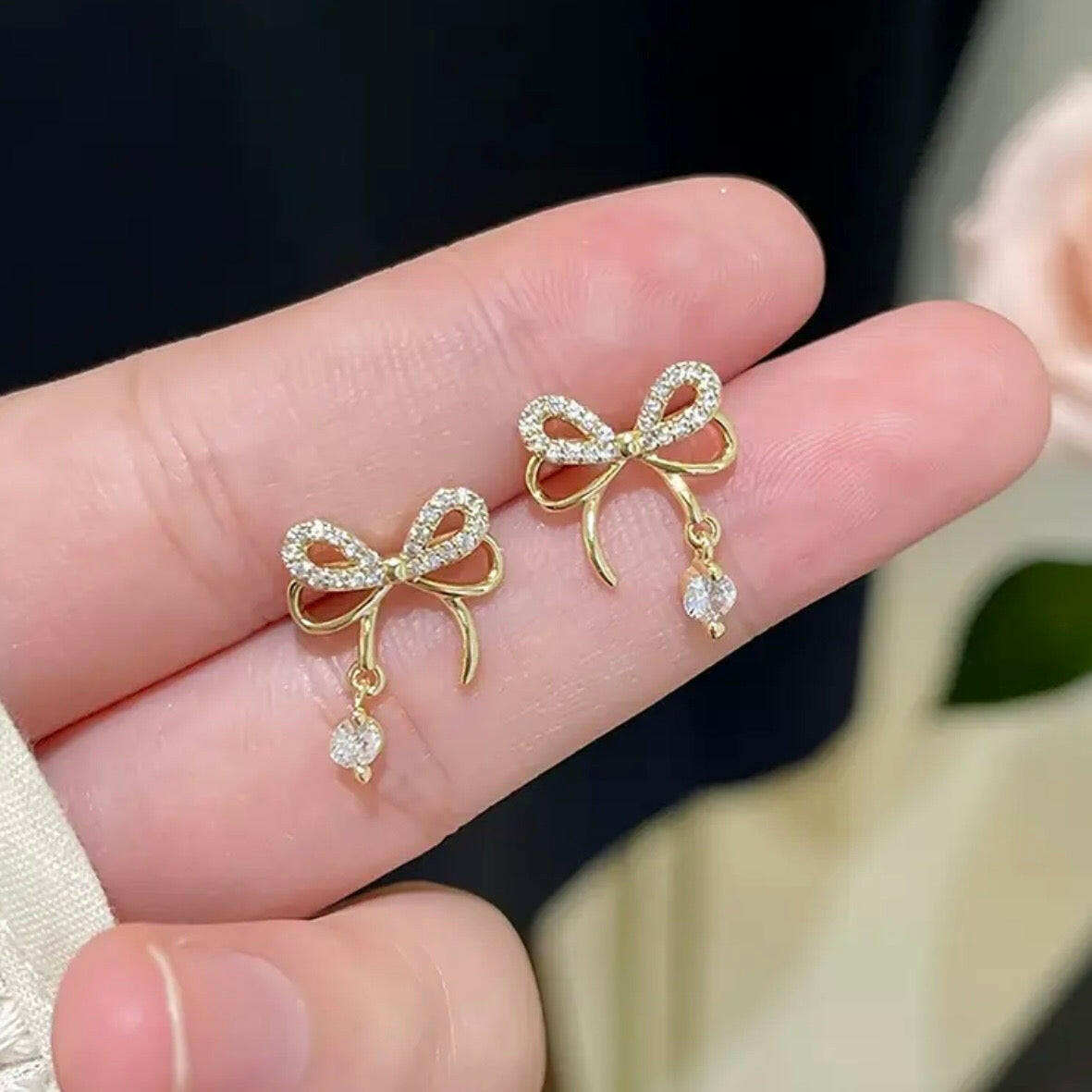 Grace Bow Earrings - Gold.